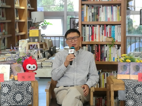 陈河在新书《甲骨时光》发布会上。北京十月文艺出版社供图